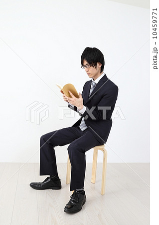 読書 男子 本 かっこいいの写真素材