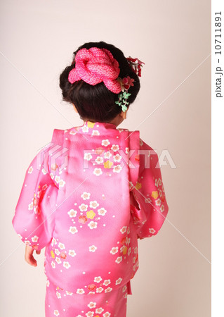 七五三 女児 日本髪 着物 笑顔 かんざし 女の子 後姿の写真素材