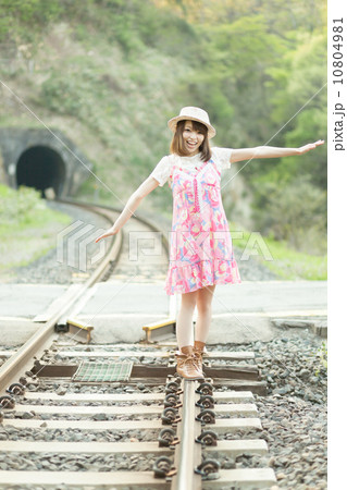 踏切 電車 女性 日本の写真素材