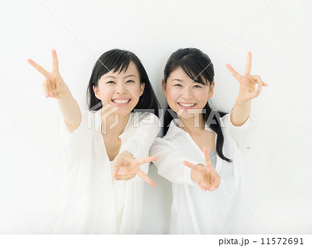 ピースサイン vサイン 女性 ポーズの写真素材 - PIXTA