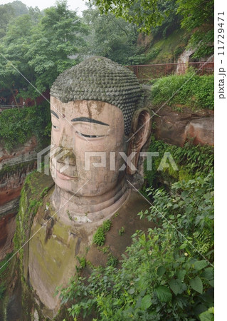 仏像 弥勒菩薩 顔 石像の写真素材