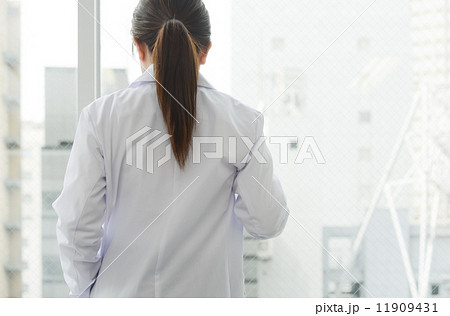 白衣 後ろ姿 人物 女性の写真素材