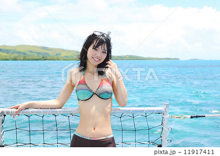 日本人 女性 クルーザー 水着の写真素材