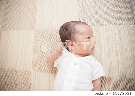 男の子 赤ちゃん 横顔 新生児 ポートレート 生まれたての写真素材