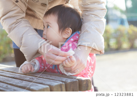 汚す 泥 女の子の写真素材