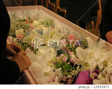 棺桶 葬儀 棺 花の写真素材