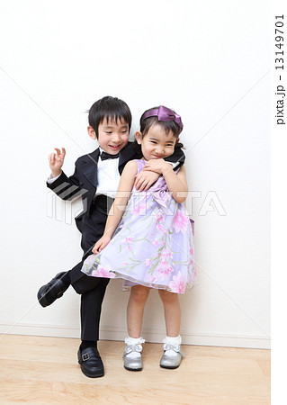 正装 男女 カップル 子供の写真素材