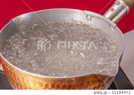 鍋 お湯 熱湯 沸騰の写真素材