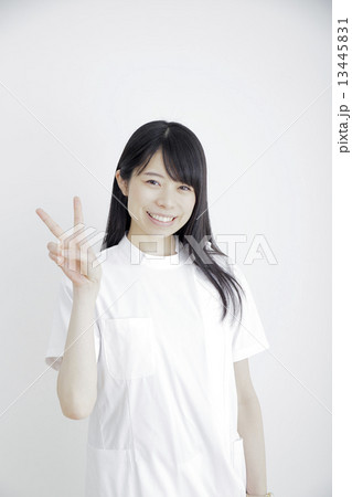 ピースサイン vサイン 女性 ポーズの写真素材 - PIXTA