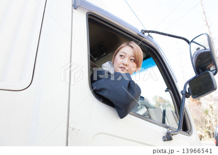 後方確認 女性 トラックドライバーの写真素材