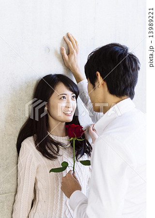 壁ドン 男女 カップル 新婚の写真素材