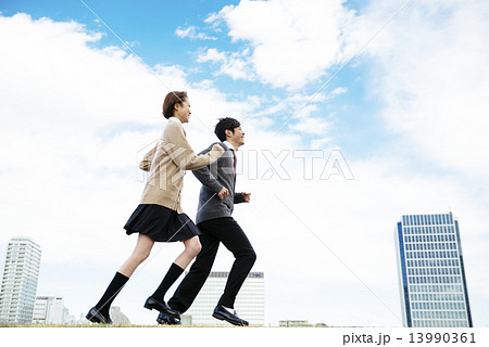 高校生 走る カップル 制服 女性 若い 青空の写真素材