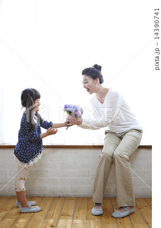 女の子 子供 横姿 花の写真素材