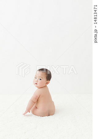 赤ちゃん 裸 後姿 人物 男の子 全身の写真素材