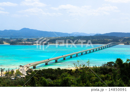 古宇利島大橋 沖縄県 ランドマーク 遠浅の写真素材