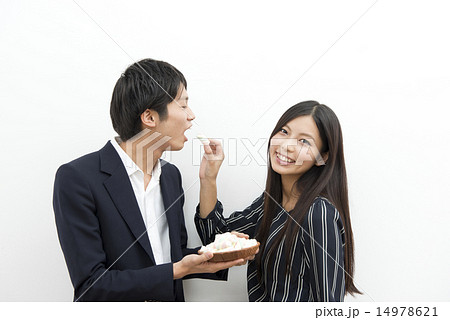 おやつ マシュマロ 食べさせる カップルの写真素材