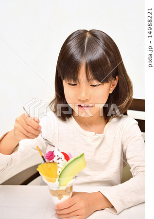 パフェ 食べる 子供 人物の写真素材