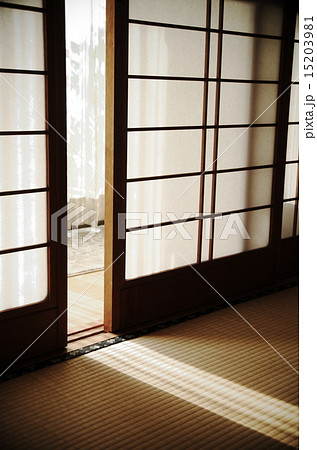 障子 隙間 光 光線の写真素材