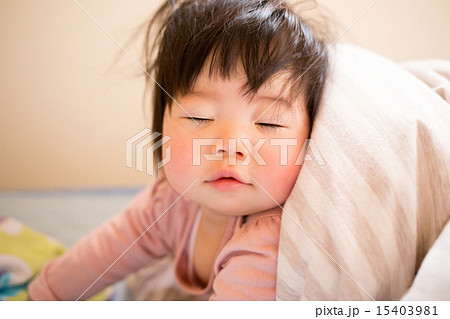 寝起き 子供 女の子 仕草の写真素材