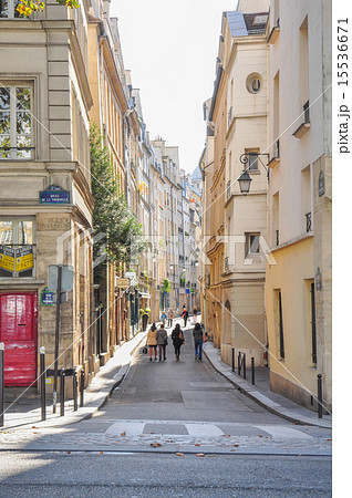 街角 フランス パリ 風景の写真素材