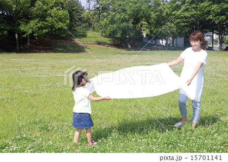 広げる ピクニック レジャーシート 親子の写真素材