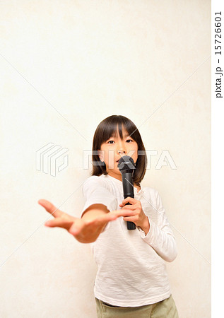 女の子 ポーズ 歌う カラオケの写真素材