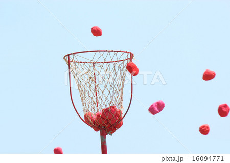 かご 玉入れ 運動会 道具 網の写真素材