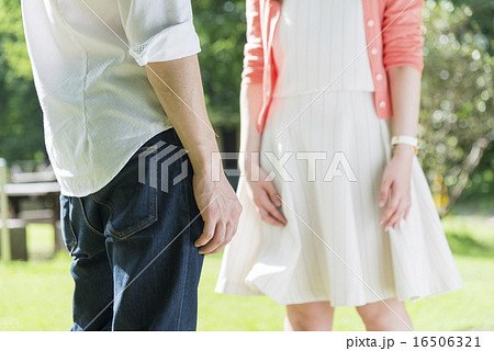 向き合うカップル 顔なしの写真素材