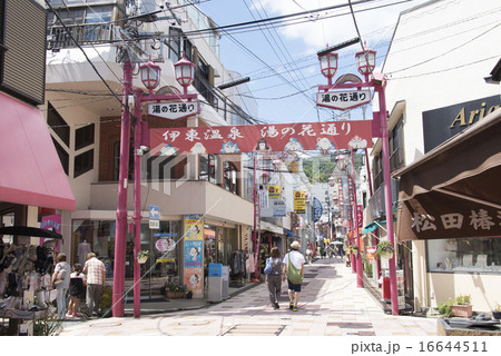 伊東温泉 湯の花通り 商店街 景色の写真素材