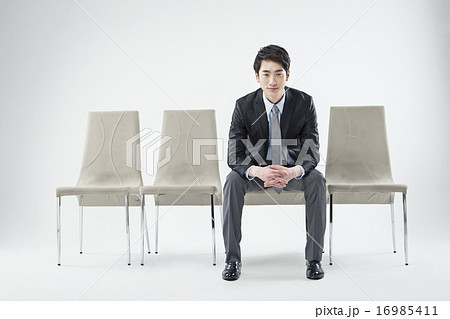 椅子に座る ポーズ 男性 Amrowebdesigners Com