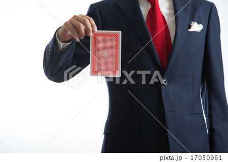 トランプ 持つ カード ボディパーツの写真素材