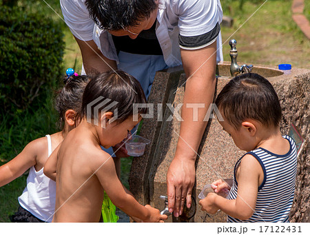 女子小学生水遊び裸 PIXTA