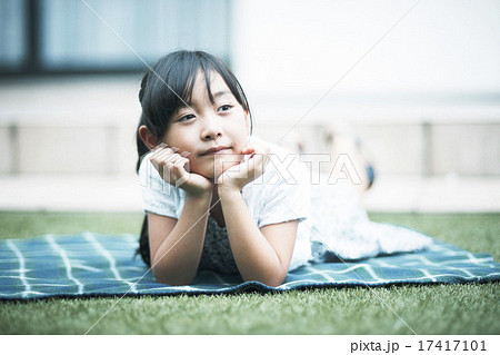 頬杖 寝そべる 日本人 女の子の写真素材
