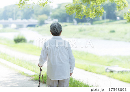 おばあちゃん 後ろ姿 80歳 女性の写真素材