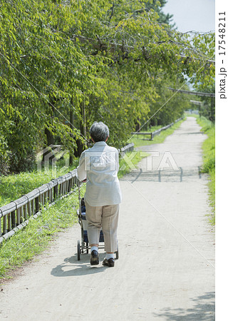 おばあちゃん 後ろ姿 80歳 女性の写真素材