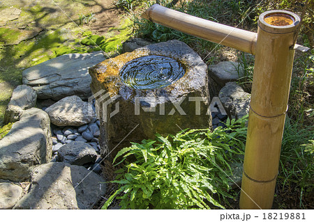 波紋 手水場 和風庭園 日本 庭園の写真素材