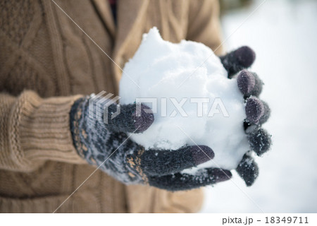 雪遊び 男性 手 丸めるの写真素材 - PIXTA