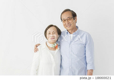 カップル 夫婦 肩を組む 肩を抱くの写真素材