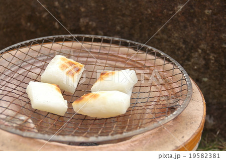 餅焼き 七輪 もち 網焼きの写真素材