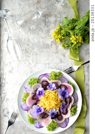 エディブルフラワー サラダの写真素材