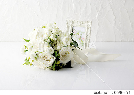 ブーケ 薔薇 白薔薇 ウエディングブーケの写真素材