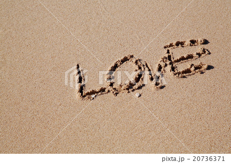 Love 砂浜 文字 海 砂 波打ち際の写真素材