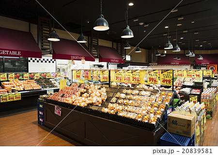 スーパーマーケット 店舗 スーパー 店内の写真素材
