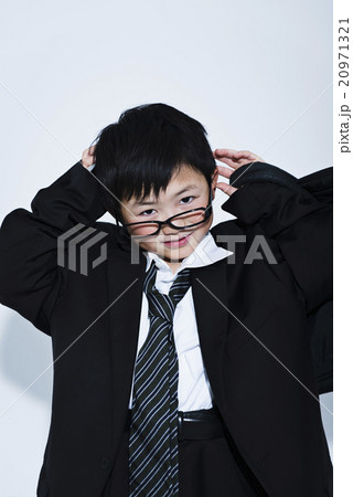 コスプレ スーツ ぶかぶか 男の子の写真素材