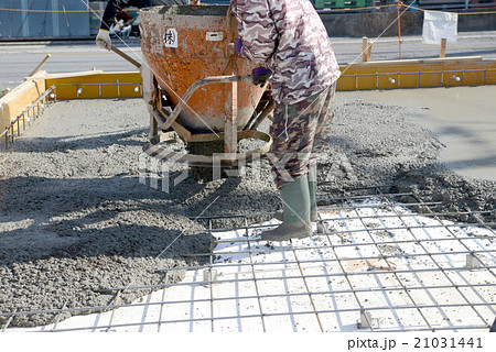 コンクリｰﾄ打設 コンクリート ホッパー 土工の写真素材 - PIXTA