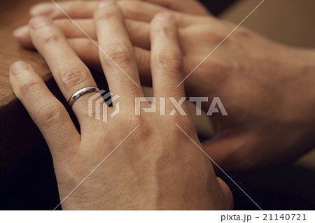 手 重ねる 結婚指輪の写真素材