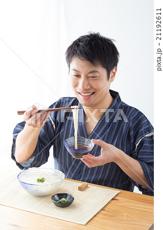 食べる 麺料理 男性 素麺の写真素材