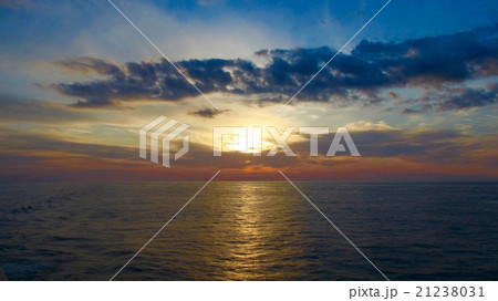 朝の海 太平洋 綺麗 まぶしいの写真素材