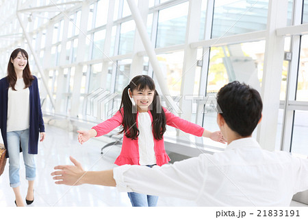 迷子 旅行 家族 再会の写真素材