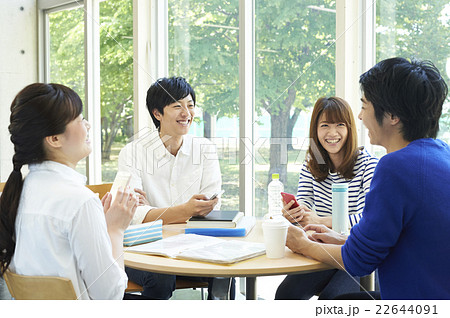 大学生 友達 会話 カフェの写真素材